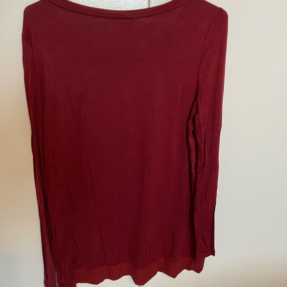 EUC burgundy sweater, light fabric, back and sleeves in a jersey fabric. - Picture 3 of 8
